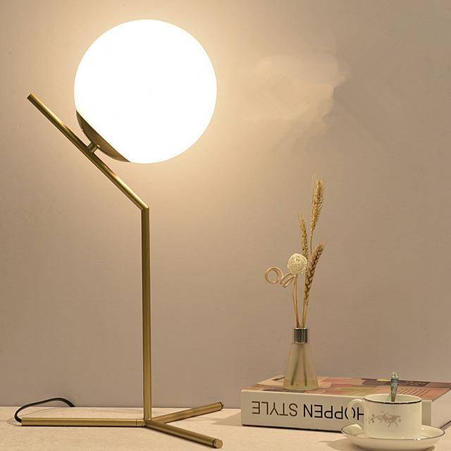 Lampe à poser dorée design