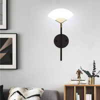 Applique murale LED design en métal avec abat-jour triangle doré - Chao