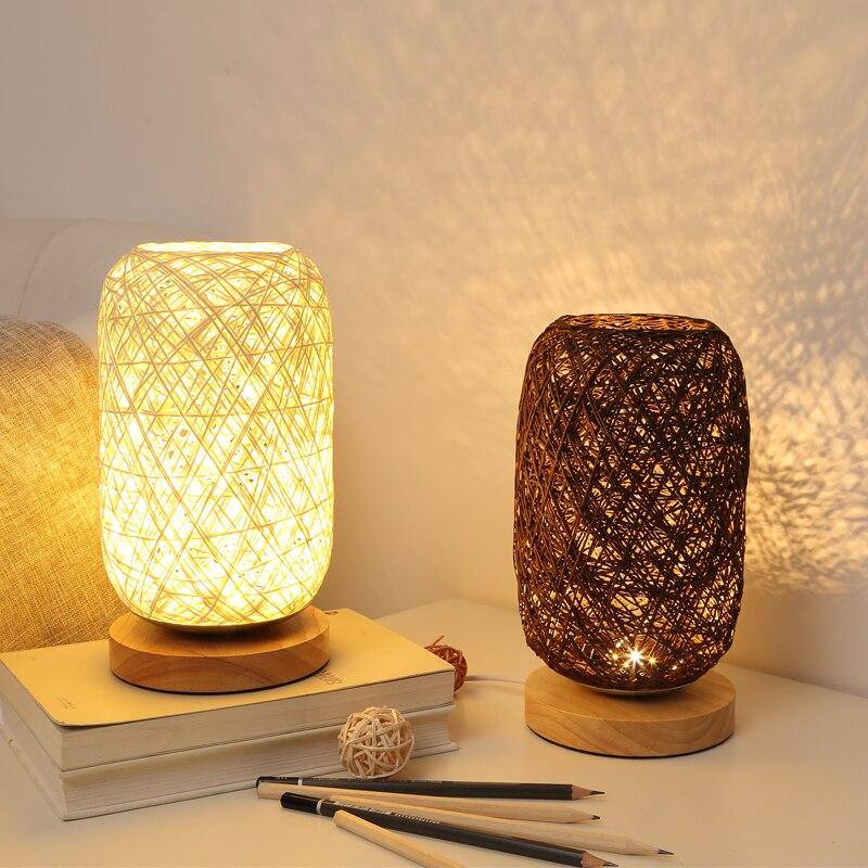 Lampe à poser LED en rotin avec socle bois & abat-jour rond