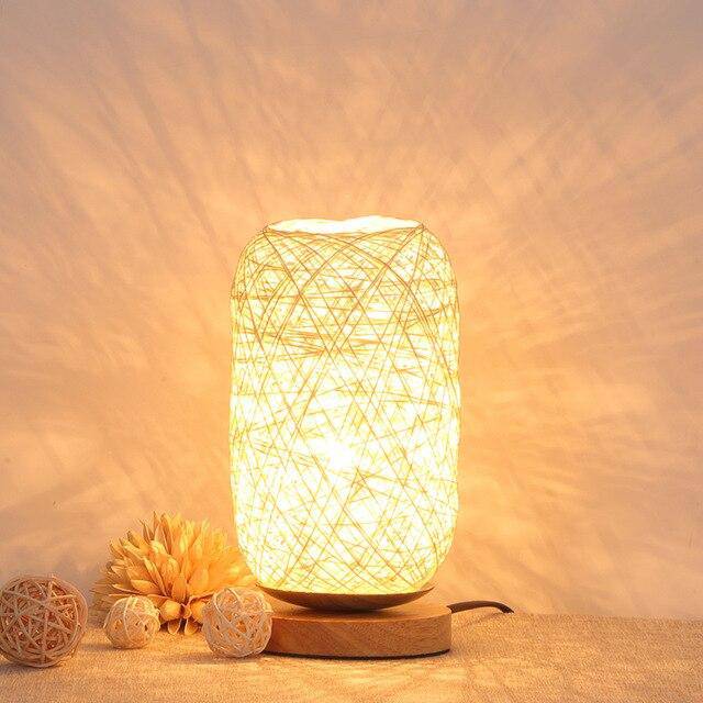 Lampe à poser LED en rotin avec socle bois & abat-jour rond