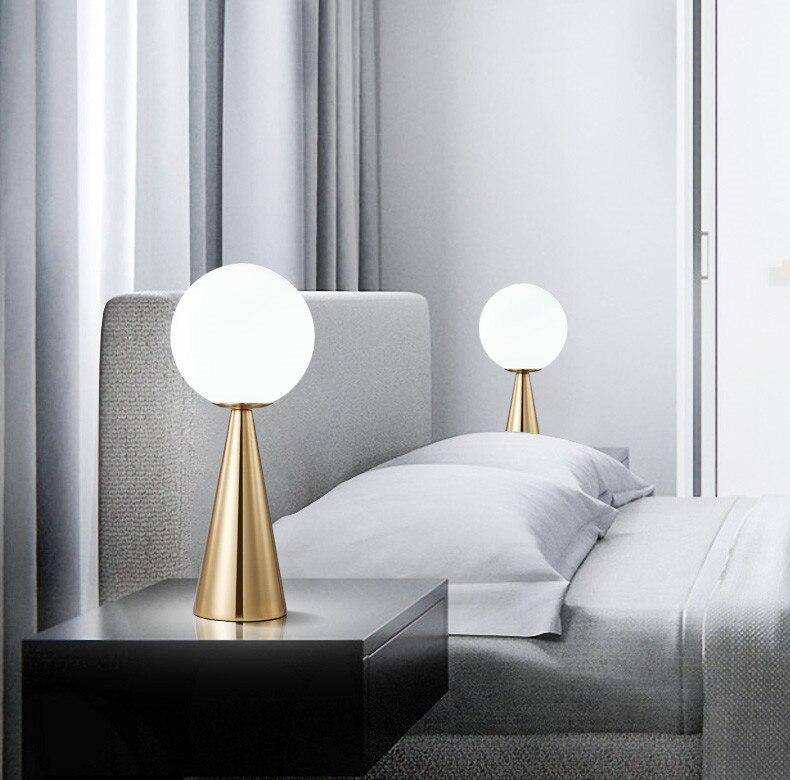 Lampe de chevet dorée en forme de cône et boule