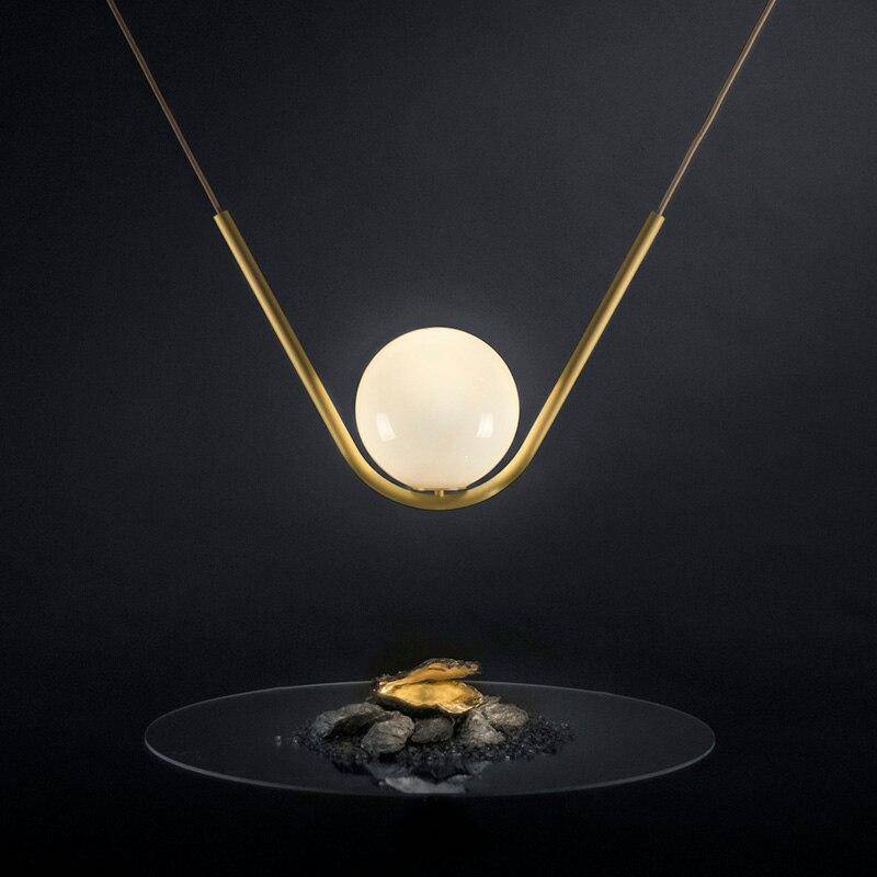 Suspension Arto : Boule de Verre avec Bras Doré