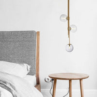 Suspension tube doré avec boules en verre contemporain