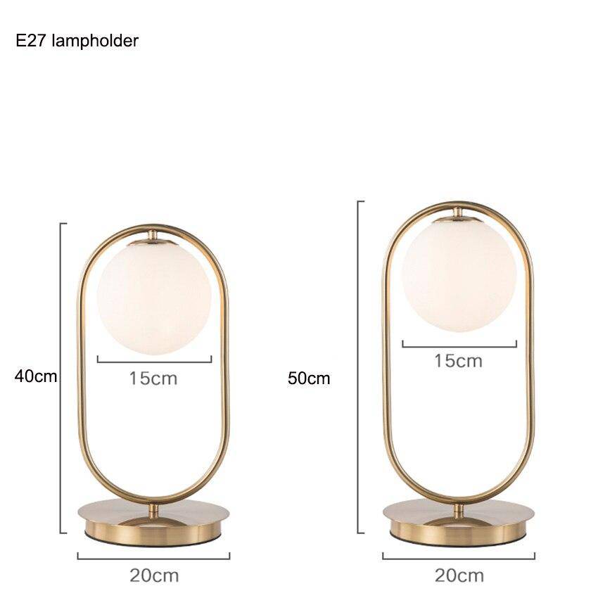 Lampe de chevet dorée avec boule en verre.