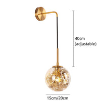 Lustre en verre avec feuilles dorées suspendues