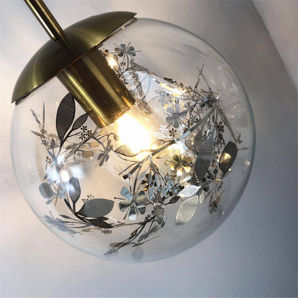 Lustre en verre avec feuilles dorées suspendues