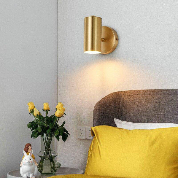 Applique murale LED dorée orientable.