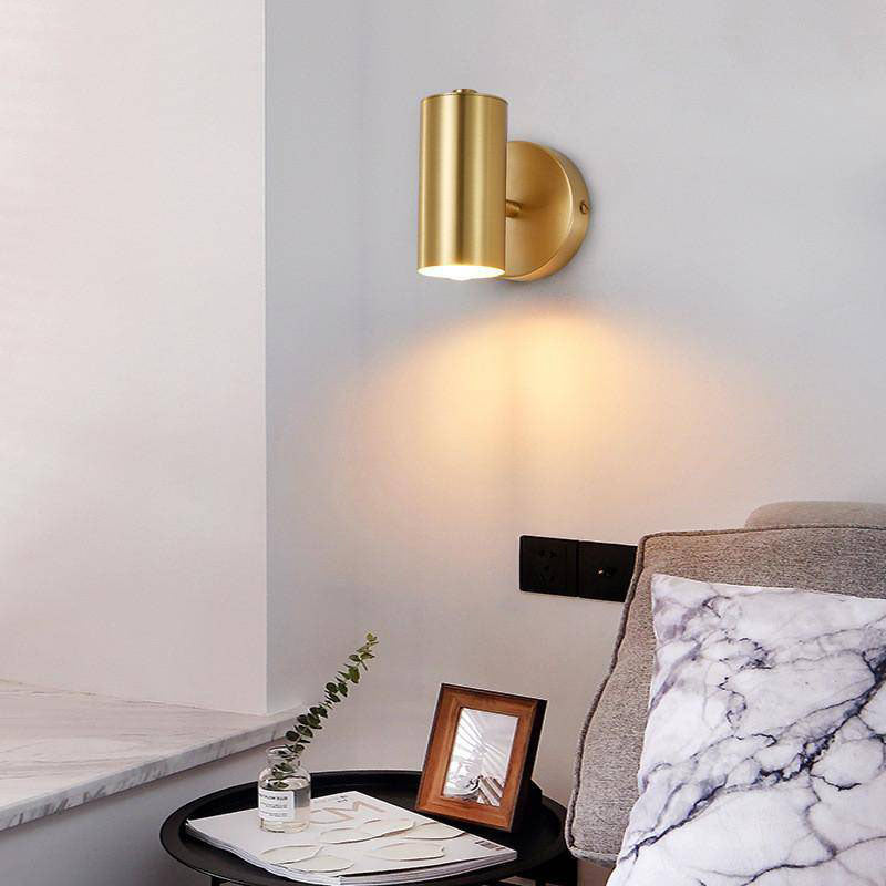 Applique murale LED dorée orientable.