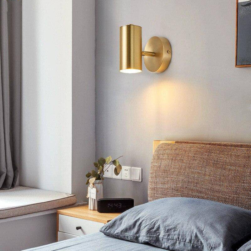 Applique murale LED dorée orientable.