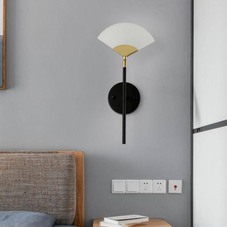 Applique murale LED design en métal avec abat-jour triangle doré - Chao