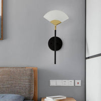 Applique murale LED design en métal avec abat-jour triangle doré - Chao