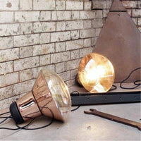Suspension LED en métal au design rétro et formes arrondies.