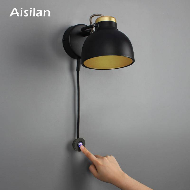 Applique murale design avec LED et abat-jour blanc