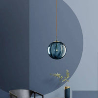 Suspension lumineuse design en boule de verre colorée