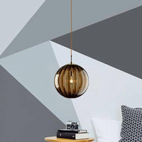 Suspension lumineuse design en boule de verre colorée