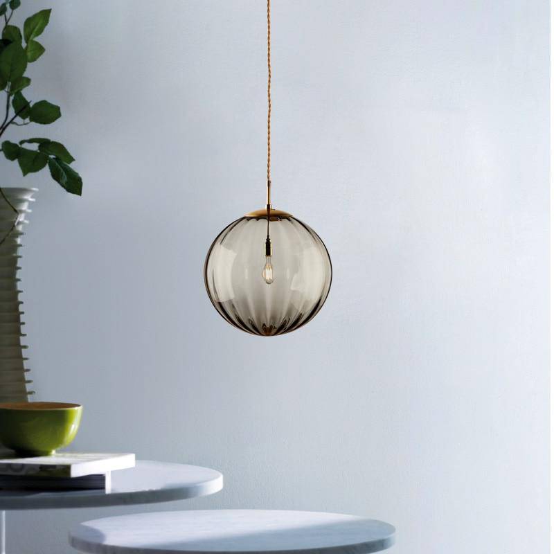 Suspension lumineuse design en boule de verre colorée