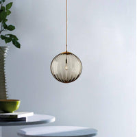 Suspension lumineuse design en boule de verre colorée