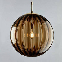 Suspension lumineuse design en boule de verre colorée