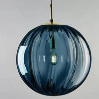 Suspension lumineuse design en boule de verre colorée