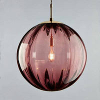 Suspension lumineuse design en boule de verre colorée