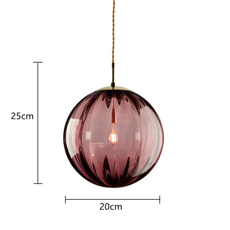Suspension lumineuse design en boule de verre colorée