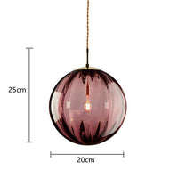 Suspension lumineuse design en boule de verre colorée