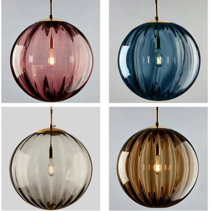 Suspension lumineuse design en boule de verre colorée