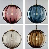 Suspension lumineuse design en boule de verre colorée