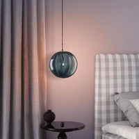 Suspension lumineuse design en boule de verre colorée