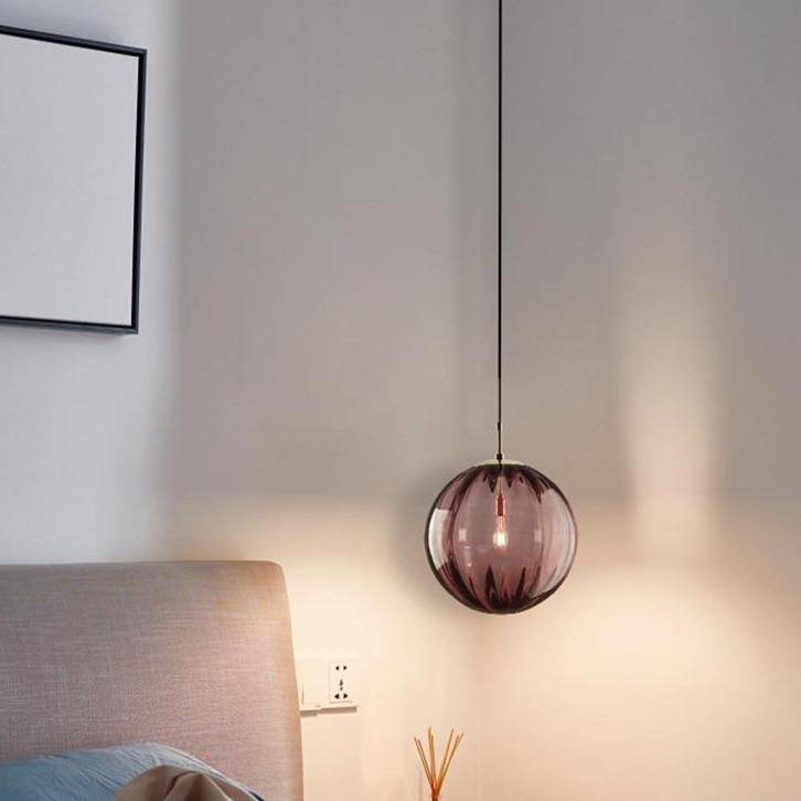 Suspension lumineuse design en boule de verre colorée