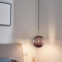 Suspension lumineuse design en boule de verre colorée