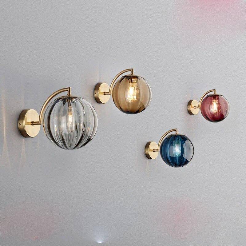 Applique murale LED Luxe: Tige dorée et Boule en Verre Colorée