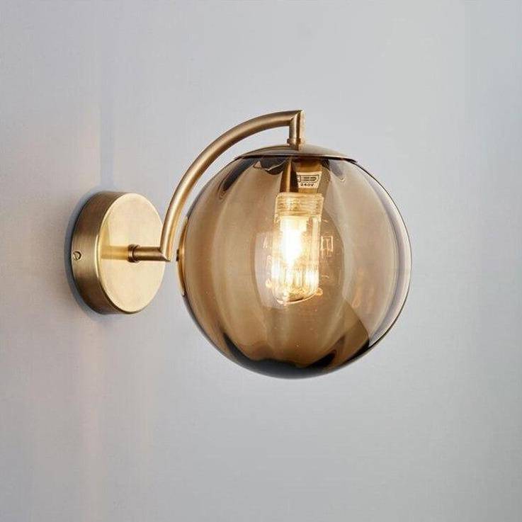 Applique murale LED Luxe: Tige dorée et Boule en Verre Colorée