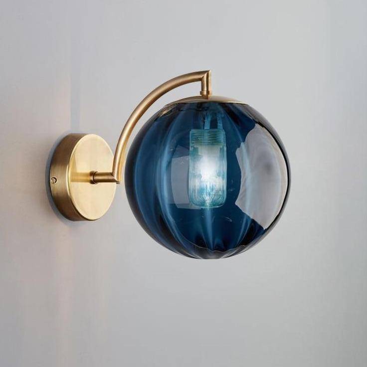 Applique murale LED Luxe: Tige dorée et Boule en Verre Colorée
