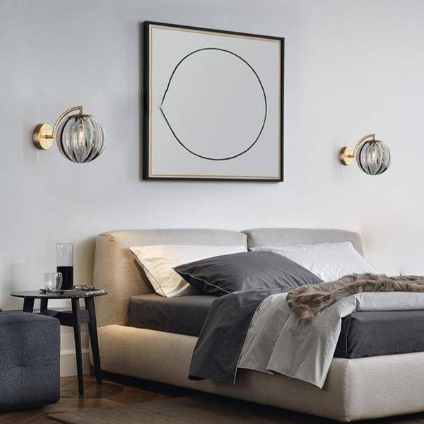 Applique murale LED Luxe: Tige dorée et Boule en Verre Colorée