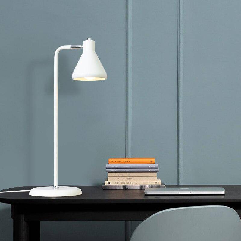 Lampe à poser design LED : Tube métal coloré, forme triangulaire