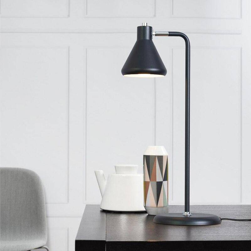 Lampe à poser design LED : Tube métal coloré, forme triangulaire
