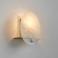 Applique murale LED ovale en marbre blanc et socle doré.