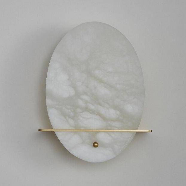 Applique murale LED ovale en marbre blanc et socle doré.