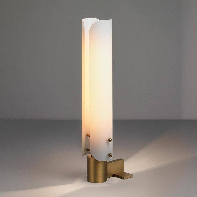 Lampe de table design en cuivre avec double abat-jour arrondi.