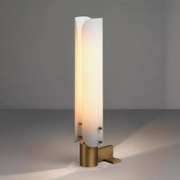 Lampe de table design en cuivre avec double abat-jour arrondi.