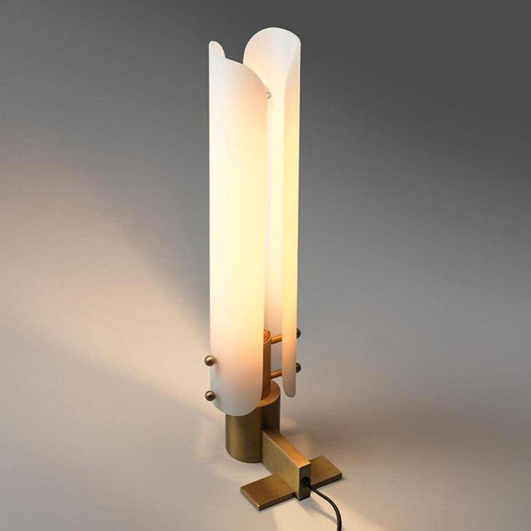 Lampe de table design en cuivre avec double abat-jour arrondi.