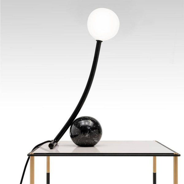 Lampe à poser LED en marbre et métal courbé "Lumina"