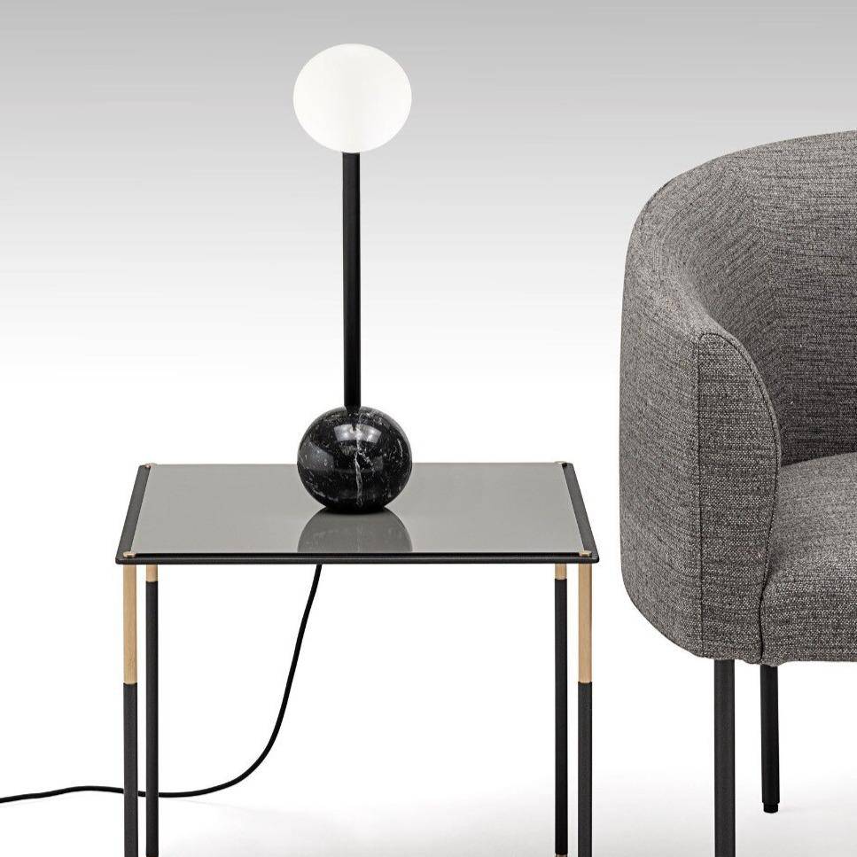 Lampe à poser LED en marbre et métal courbé "Lumina"