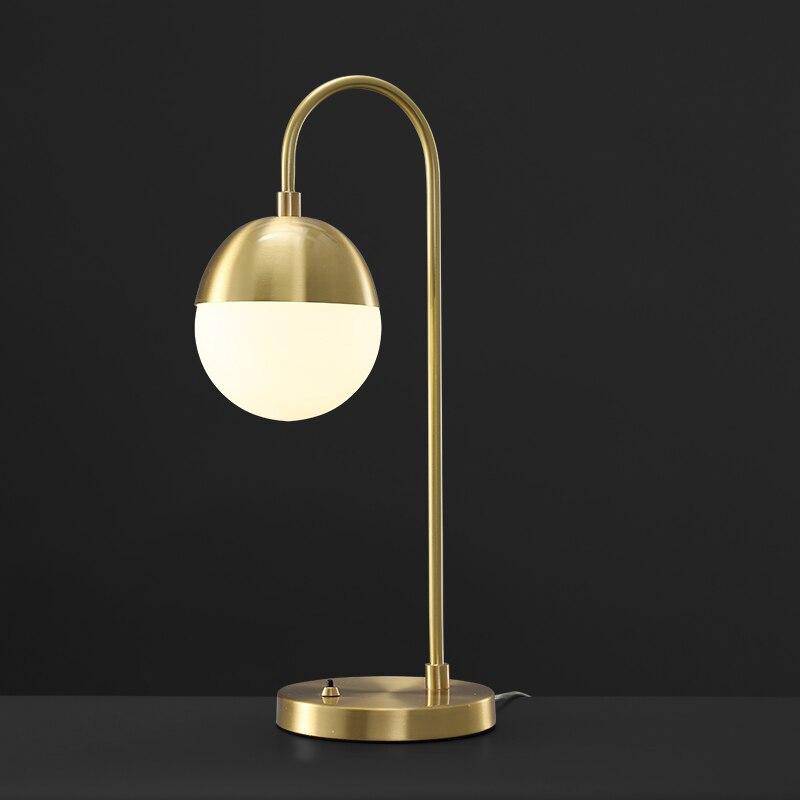 Lampe à poser design LED : bras doré et boule en verre Soft