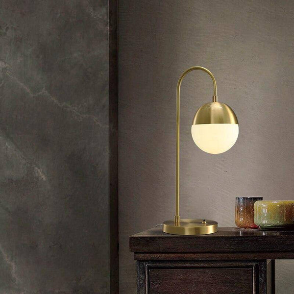 Lampe à poser design LED : bras doré et boule en verre Soft