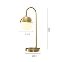Lampe à poser design LED : bras doré et boule en verre Soft