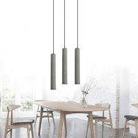 Suspension LED allongée en ciment gris.