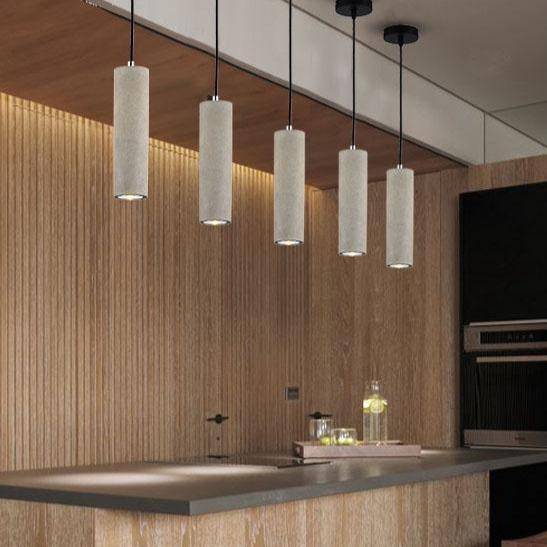 Suspension LED allongée en ciment gris.