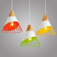 Suspension design en bois et aluminium coloré